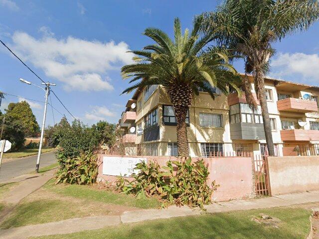 Unit Number 15 (Door 16) Lakeview Flats, 20 5 Th Avenue, Florida, Roodepoort