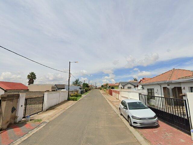 Erf 6978 Roodekop Ext 31 Township, Also Known As 6978 Dipholong Crescent, Roodekop Ext 31