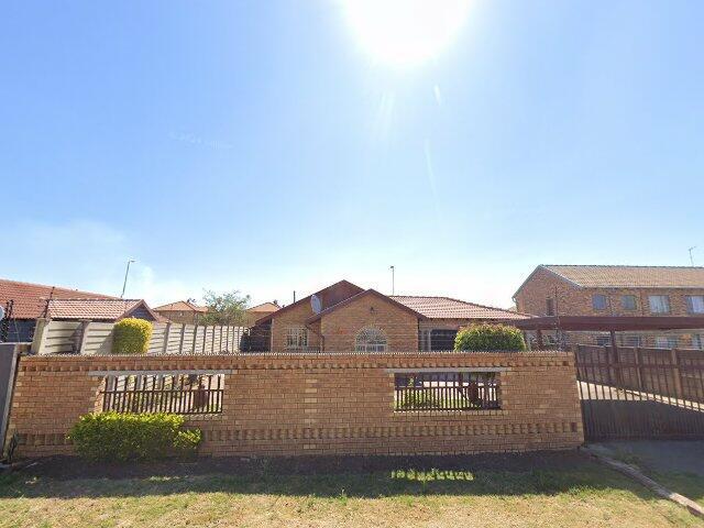 Section 17 In The Scheme Fair View Village, Annlin Extension 37 Township, Local Authority City Of Tshwane Metropolitan Municipality, Also Known As Unit 17 Door 17 Fair View Village, 98 Bloulelie Crescent, Annlin Extension 37, Pretoria