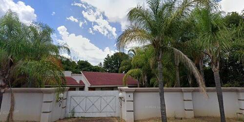 4 Bedroom House And Vacant Stand