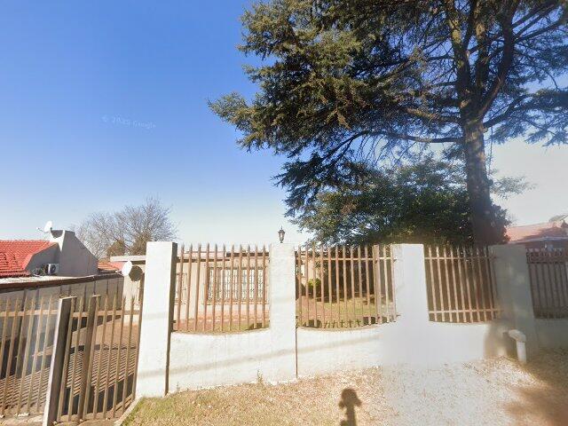 Erf 10, Lindhaven Township, Registration Division: Iq, Gauteng Province, Also Known As 160 South Road, Lindhaven, Roodepoort