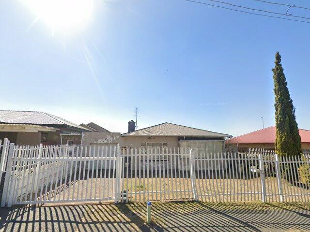 Erf 674 South Hills Ext 1 Township, Also Known As 31 Holmdene Road, South Hills Ext 1, Johannesburg