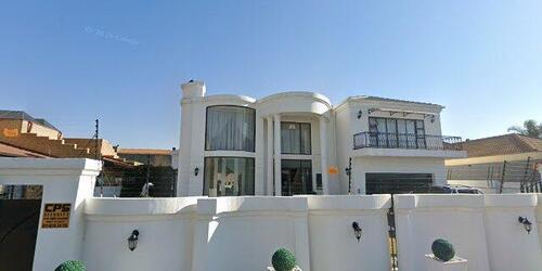 7 Bedroom House With Cottage