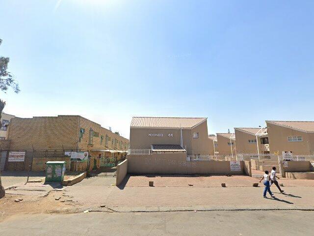 Section 4, No. 4 Mooinoooi, 44 King Edward Road, Bloemfontein
