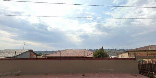 3 Bedroom House With Outbuilding Flats