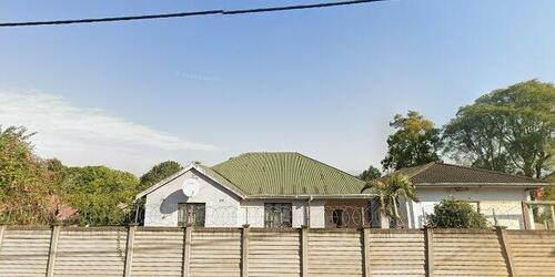 10 Bedroom House With Flats