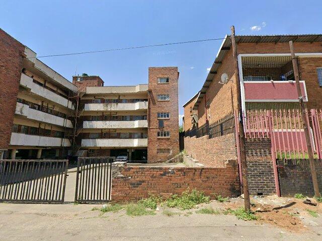 Section 13, Unit 13 Gwen Alan Court, 176 High Street, Rosettenville, Johannesburg South